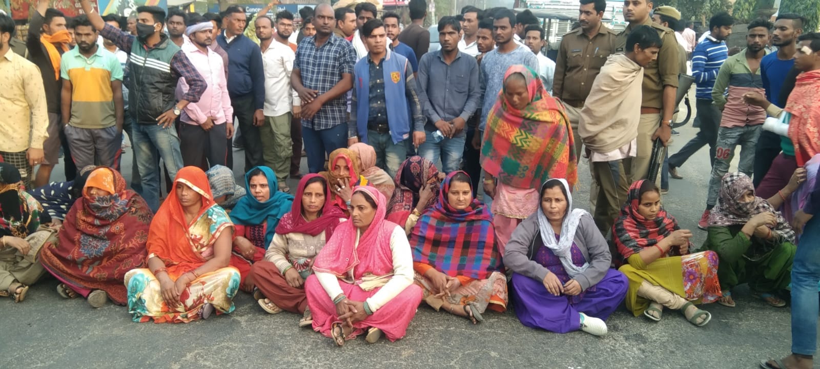 जानसठ के गांव तालड़ा में मोहित सैनी की हत्या को लेकर मुआवजे की मांग लेकर महिलाएं  सड़क पर धरना देक?