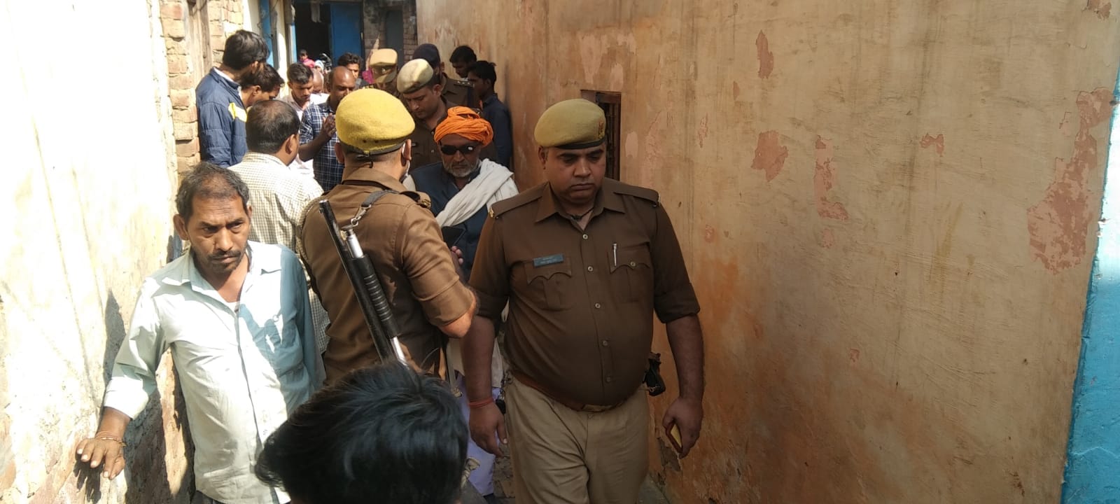 जानसठ के गांव तालड़ा में मोहित सैनी की हत्या को लेकर गांव में मौजूद पुलिस बल।