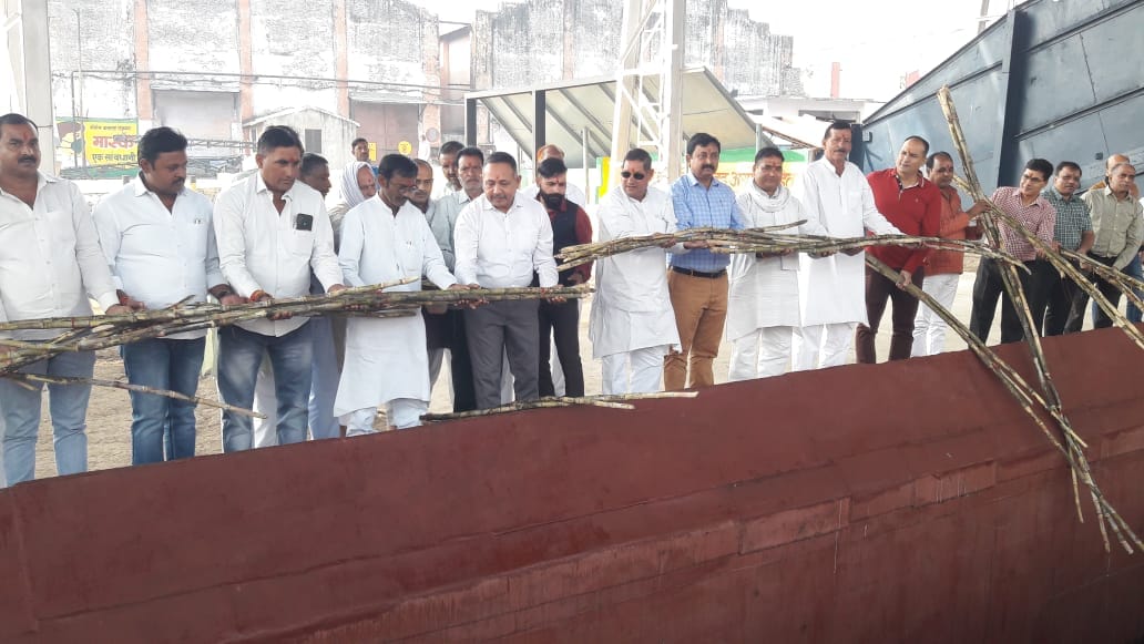 खतौली शुगर मिल में मशीन में गन्ना डालते हुए विधायक विक्रम सैनी।
