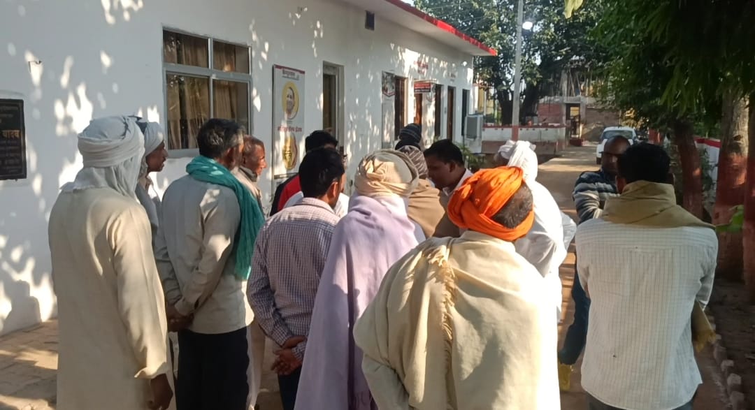 जानसठ के गांव तालड़ा में मोहित सैनी की हत्या को लेकर कोतवाली में मौजूद परिवार के लोग