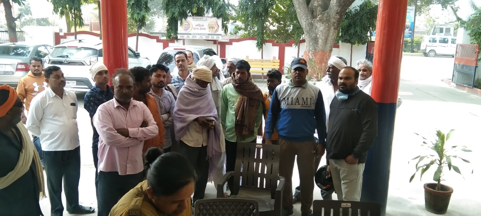 जानसठ के गांव तालड़ा में मोहित सैनी की हत्या को लेकर कोतवाली में मौजूद परिवार के लोग और ग्रामीण।