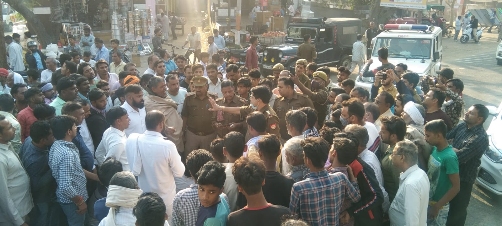 जानसठ के गांव तालड़ा में मोहित सैनी के हत्यारे दोस्त की गिरफ्तारी की मांग लेकर समाज के लोगों व ग्?
