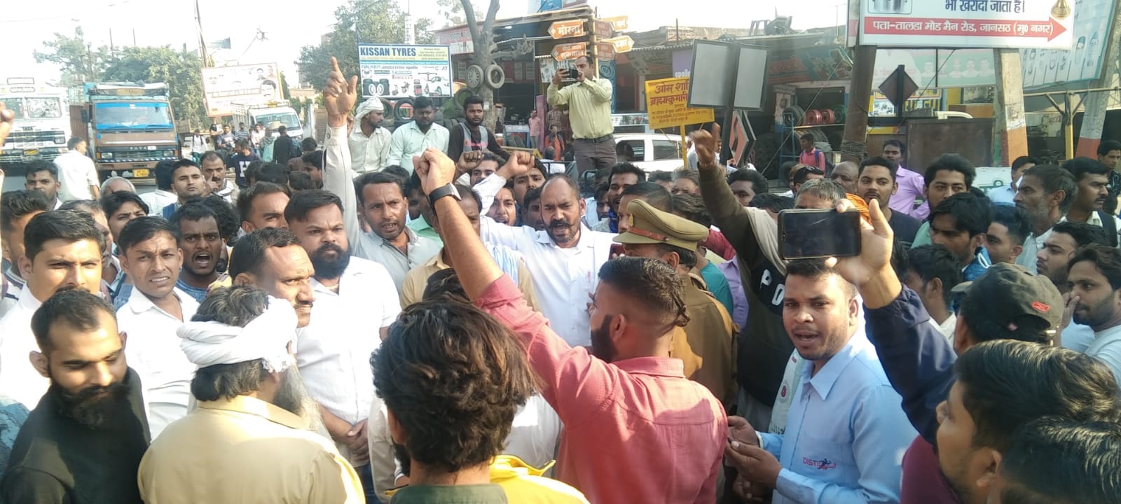 जानसठ के गांव तालड़ा में मोहित सैनी के हत्यारे दोस्त की गिरफ्तारी की मांग लेकर समाज के लोगों व ग्?