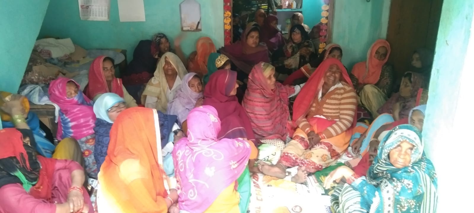 जानसठ के गांव तालड़ा में मृतक मोहित सैनी की हत्या को लेकर गमजदा परिवार के लोग