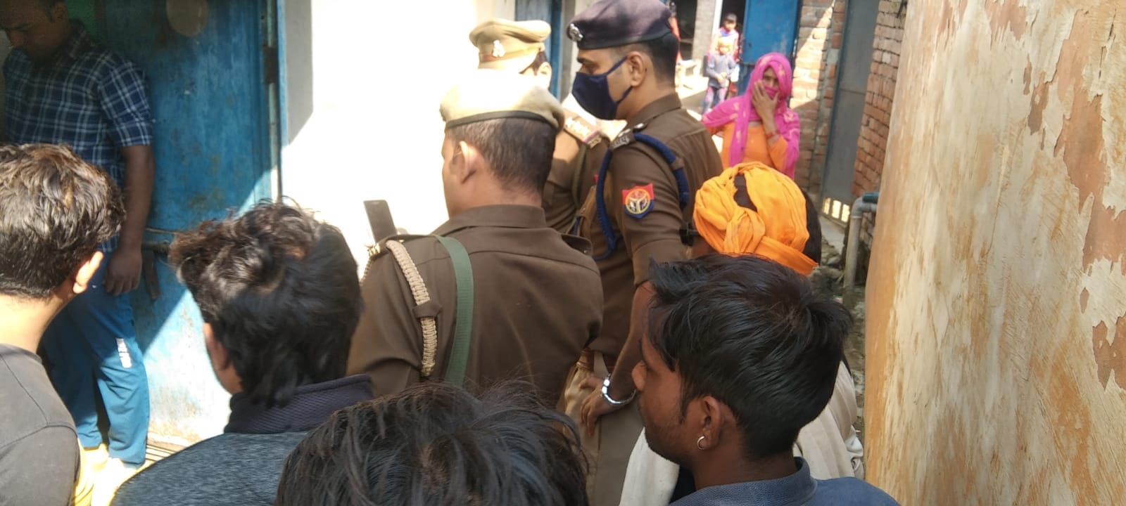 जानसठ के गांव तालड़ा में मोहित सैनी के हत्यारे को तलाश करते सीओ।