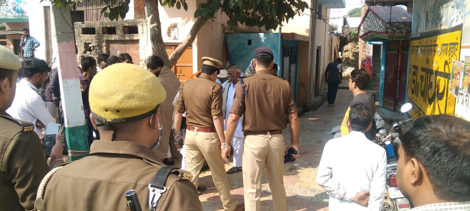 जानसठ के गांव तालड़ा में मोहित सैनी के हत्यारे को तलाश करते सीओ