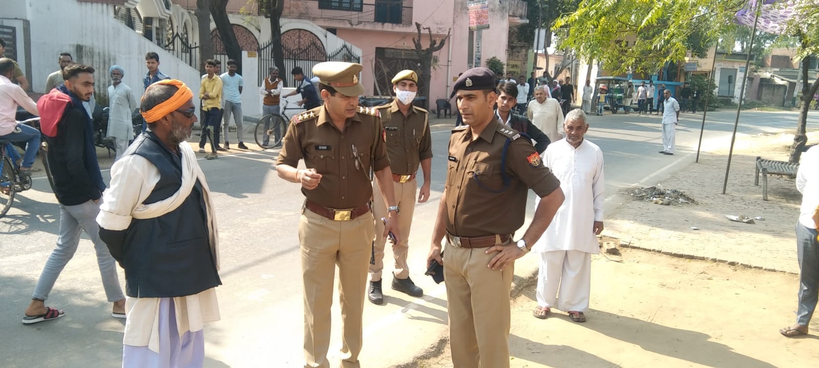 जानसठ के गांव तालड़ा में मोहित सैनी की हत्या को लेकर ग्रामीणों से पूछताछ करते सीओ