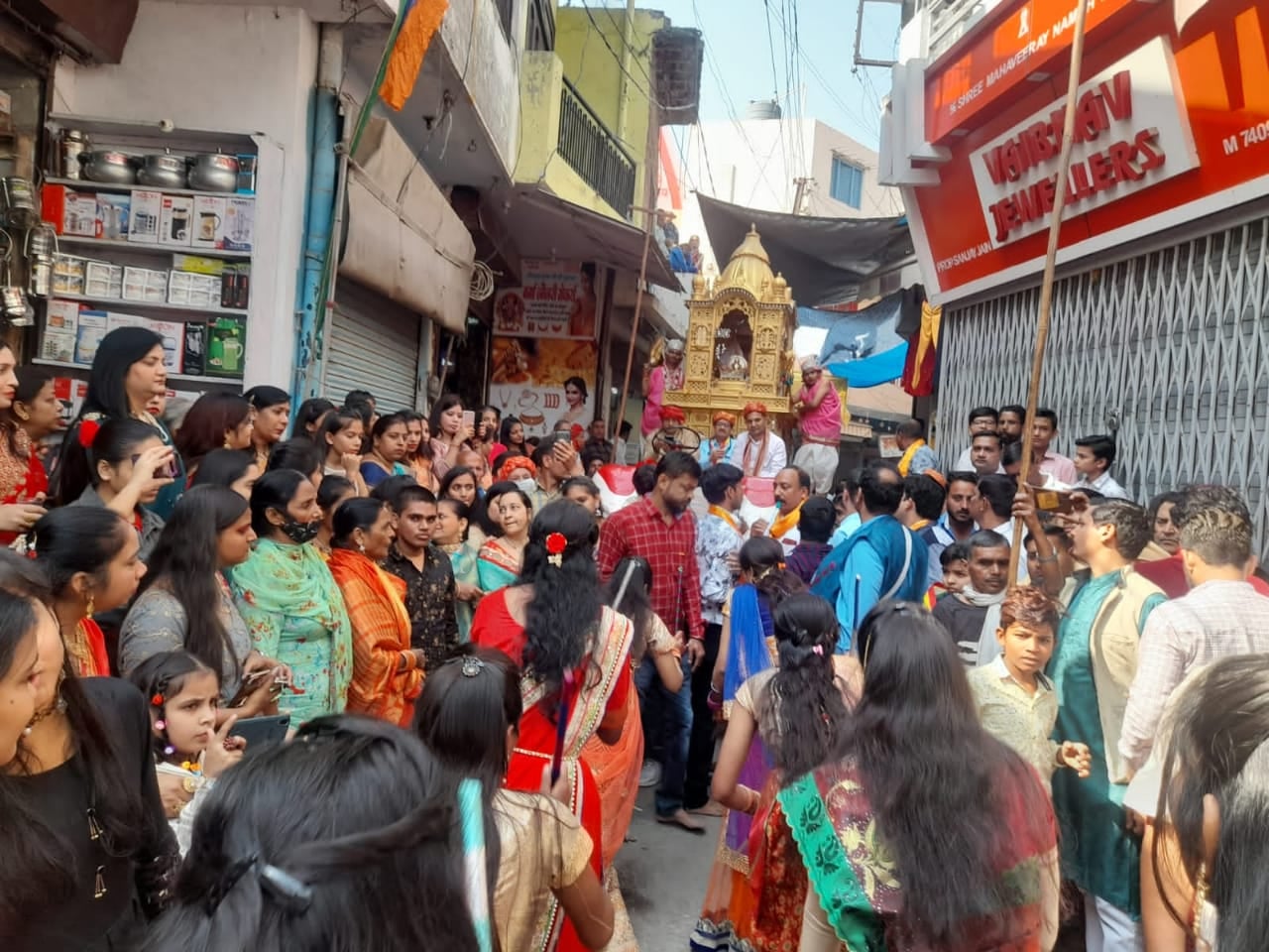 शोभायात्रा में शामिल जैन समाज के लोग शोभायात्रा में शामिल जैन समाज के लोग