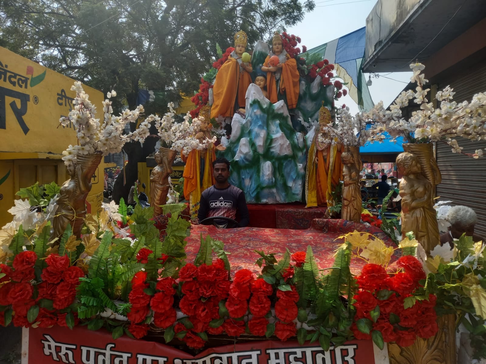 शोभायात्रा में शामिल झांकी शोभायात्रा में शामिल झांकी