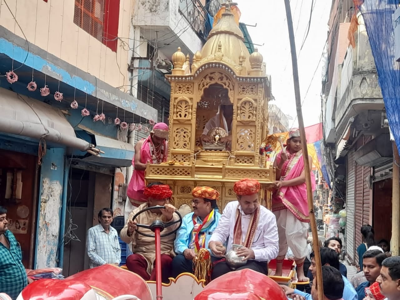 शोभायात्रा में शामिल स्वर्ण मंडित रथ शोभायात्रा में शामिल स्वर्ण मंडित रथ