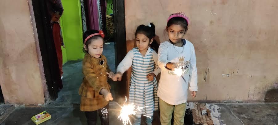 उधमपुर में आतिशबाजी कर दीवाली मनाते बच्चे