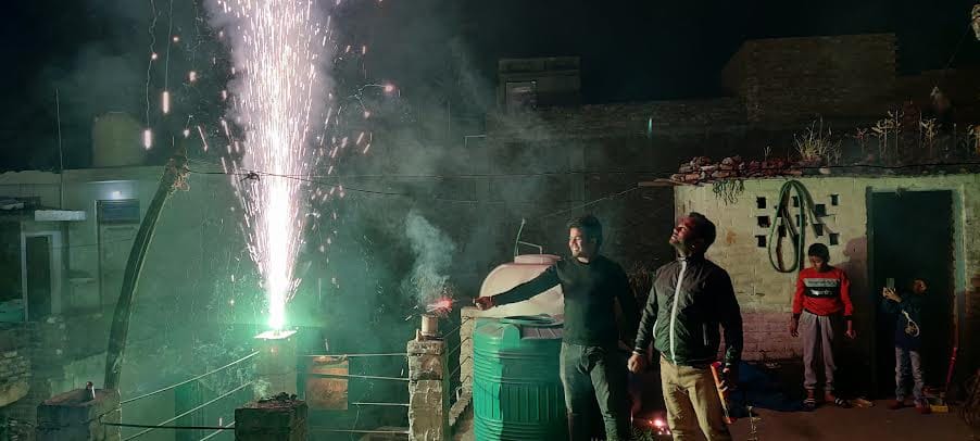 उधमपुर में दिवाली पर आतिशबाजी करते युवक