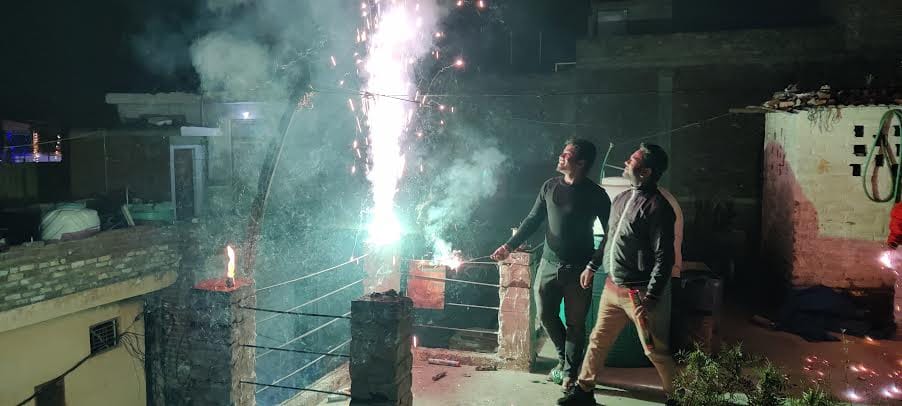 उधमपुर में दिवाली पर आतिशबाजी करते युवक