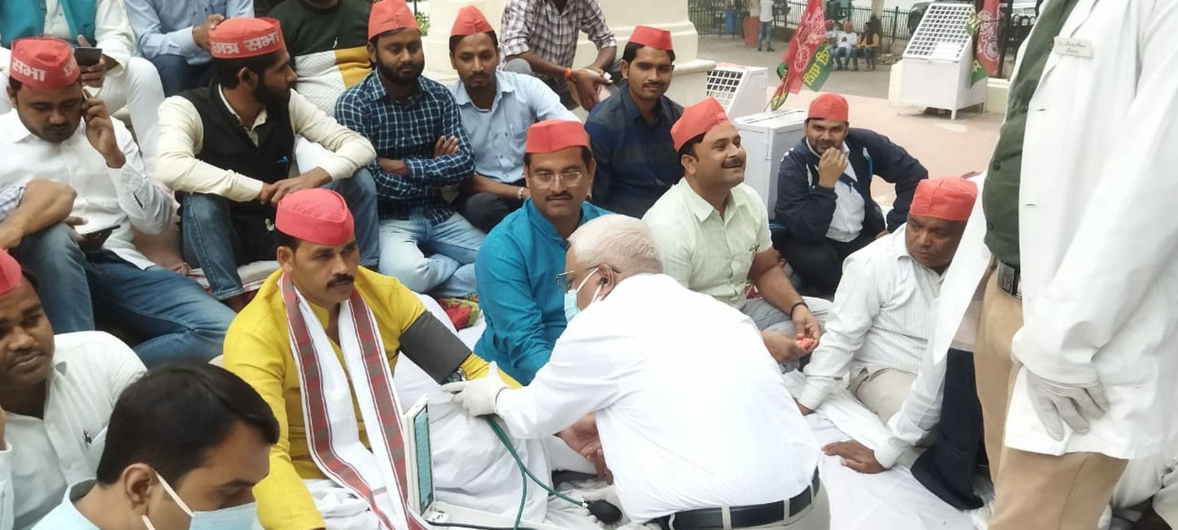 16 : गौरीगंज : लखनऊ स्थित जीपीओ पर अनशन करते विधायक समर्थक जिला पंचायत सदस्य की जांच करते चिकित्सक। 16 : गौरीगंज : लखनऊ स्थित जीपीओ पर अनशन करते विधायक समर्थक जिला पंचायत सदस्य की जांच करते चिकित्सक।