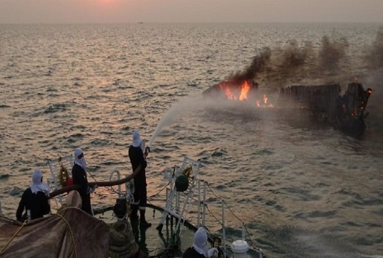 Kapal Gujarat Terbakar di Pantai Gujrat, Penjaga Pantai Menyelamatkan Tujuh Nelayan
