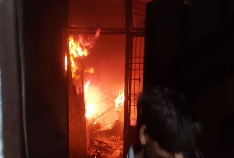 Kebakaran Terjadi di Rumah Susun Pengusaha Susu Di Agra Agra: Kebakaran terjadi di Rumah Susun Pengusaha Susu di Lantai Dasar Apartemen