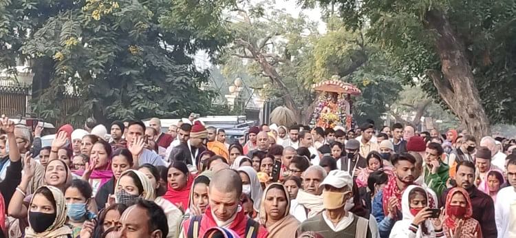 Mathura: Pemuja asli dan asing mengambil kota Sankirtan Yatra Mathura: Pemuja Pribumi dan Asing Merebut Kota Sankirtan Yatra