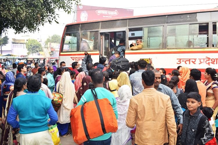 Fasilitas Sipil – Bhaiya Dooj: Kerumunan penumpang berkumpul di bus, kereta penuh, orang-orang kesal