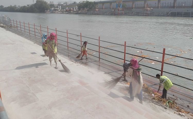 500 Pekerja Terlibat Untuk Membersihkan Ganga Ghats