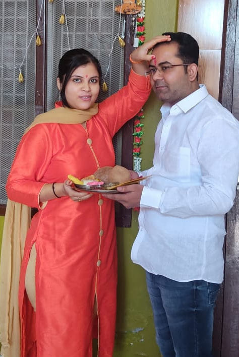अर्जुन अपनी बहन से तिलक करवाते
