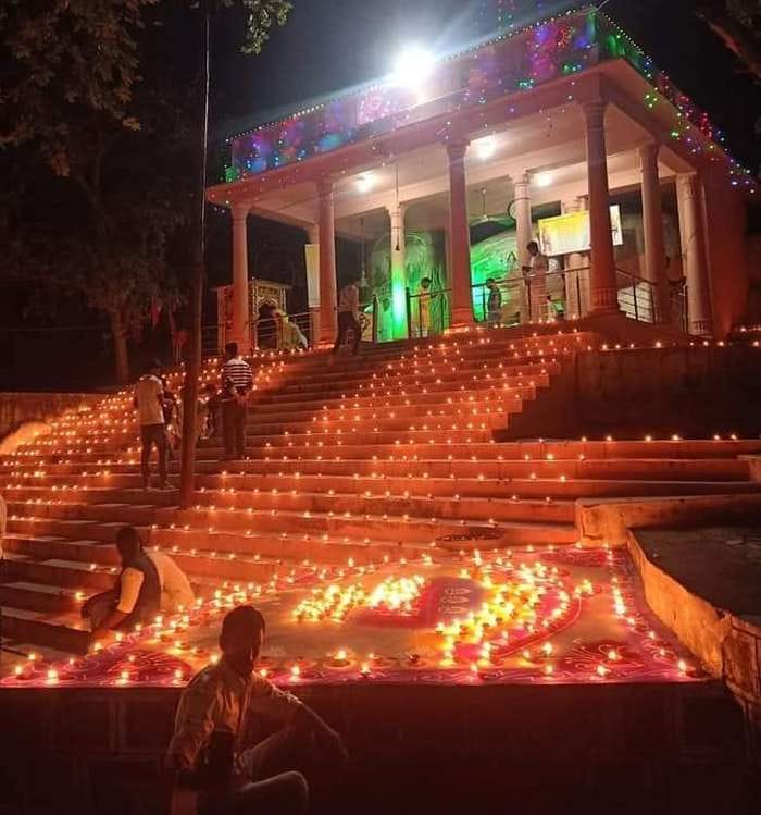 दीपदान में रोशनी से जगमग हुआ महामुनि आश्रम। दीपदान में रोशनी से जगमग हुआ महामुनि आश्रम।