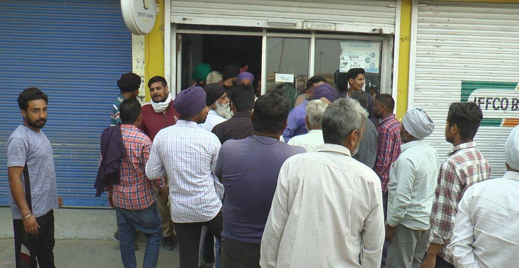 अंबाला सिटी में डीएपी खाद लेने के लिए लगी किसानो की भीड अंबाला सिटी में डीएपी खाद लेने के लिए लगी किसानो की भीड