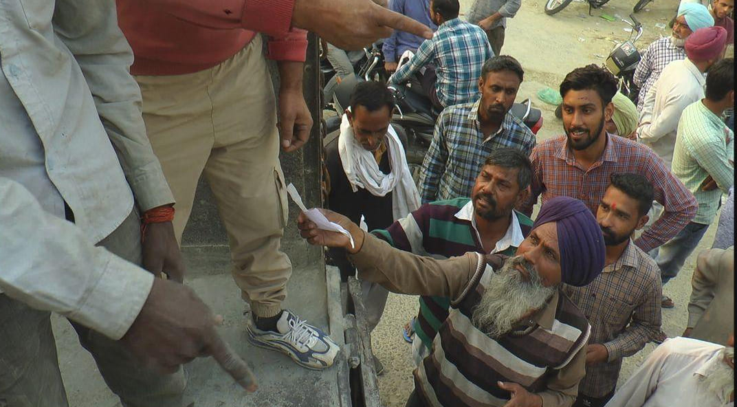 अंबाला सिटी में डीएपी खाद लेने के लिए खड़े किसान। अंबाला सिटी में डीएपी खाद लेने के लिए खड़े किसान।