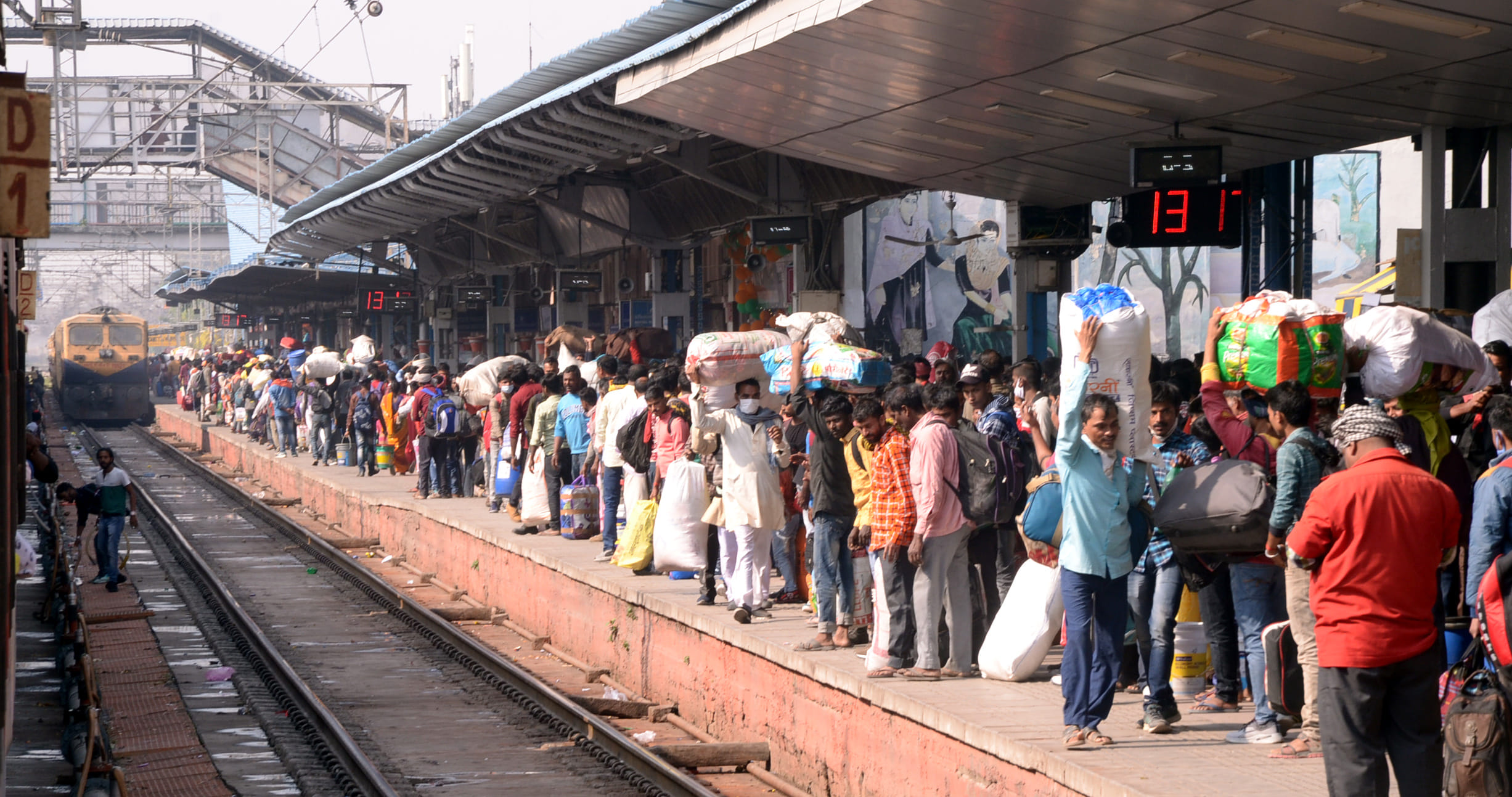 अंबाला छावनी रेलवे स्टेशन स्थित प्लेटफार्म नंबर एक पर मौजूद यात्रियों की भीड़ अंबाला छावनी रेलवे स्टेशन स्थित प्लेटफार्म नंबर एक पर मौजूद यात्रियों की भीड़
