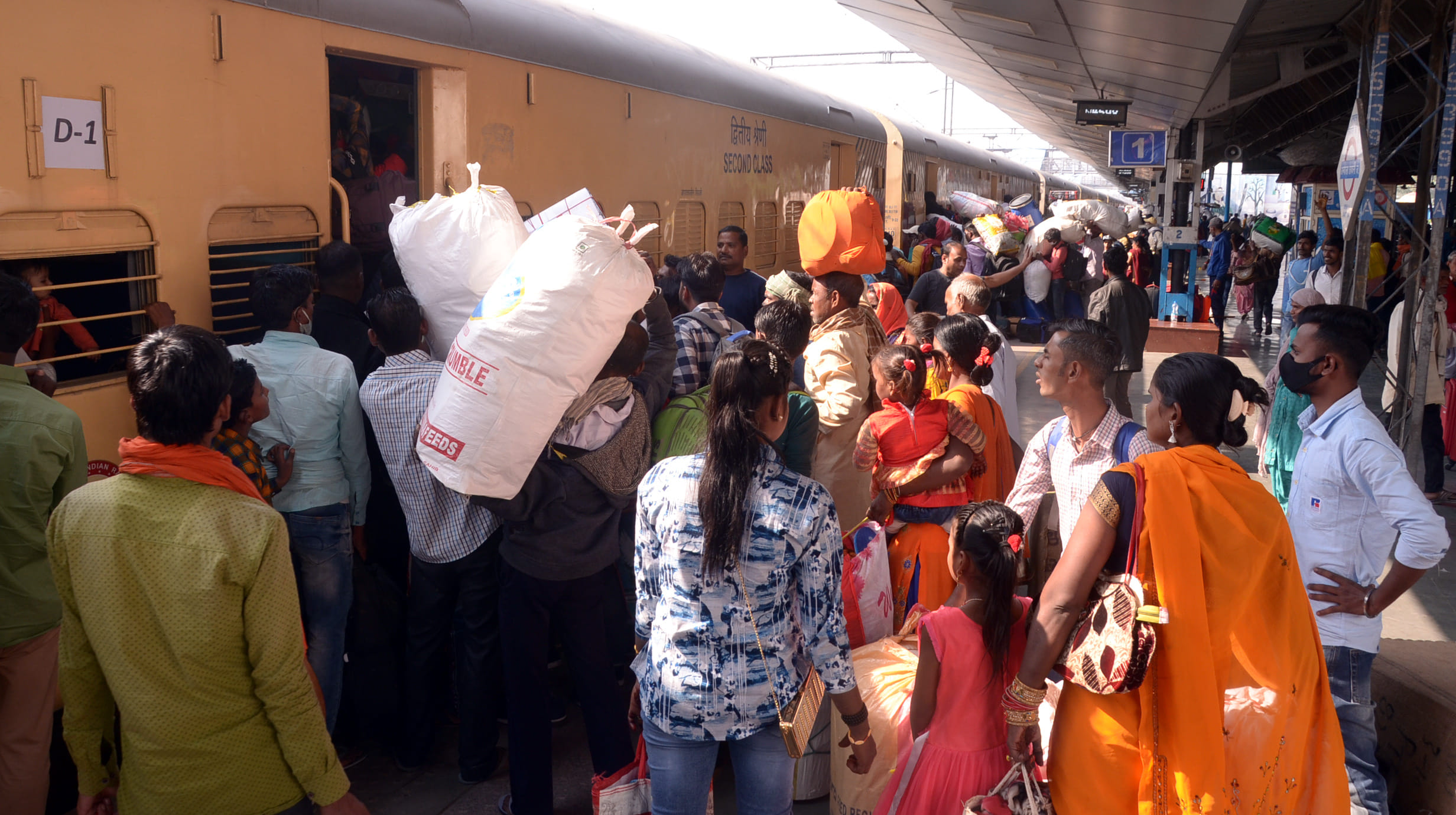 अंबाला छावनी रेलवे स्टेशन स्थित प्लेटफार्म नंबर एक पर पहुंची ट्रेन में चढ़ते यात्री। अंबाला छावनी रेलवे स्टेशन स्थित प्लेटफार्म नंबर एक पर पहुंची ट्रेन में चढ़ते यात्री।