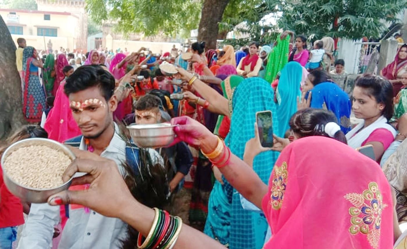 सुमेरपुर के बिदोखर गांव में मौन साधकों को अन्न से उतारा करती मां व बहनें। संवाद सुमेरपुर के बिदोखर गांव में मौन साधकों को अन्न से उतारा करती मां व बहनें। संवाद