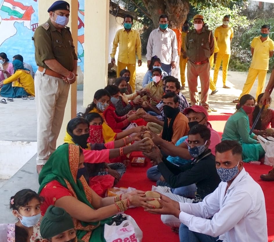 बिजनौर में भैया दूज पर जिला कारागार में भाईयों को गोला देती बहनें बिजनौर में भैया दूज पर जिला कारागार में भाईयों को गोला देती बहनें