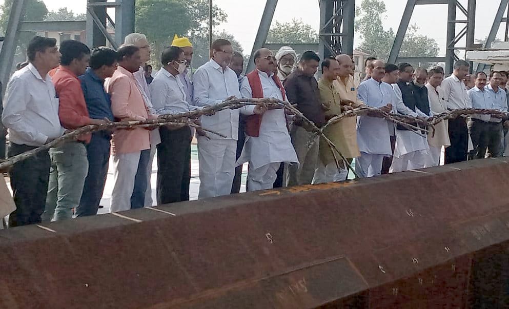थानाभवन बजाज शुगर मिल में पेराई सत्र के दोरान यार्ड में गन्ना डालते मिल अधिकारी व किसान थानाभवन बजाज शुगर मिल में पेराई सत्र के दोरान यार्ड में गन्ना डालते मिल अधिकारी व किसान