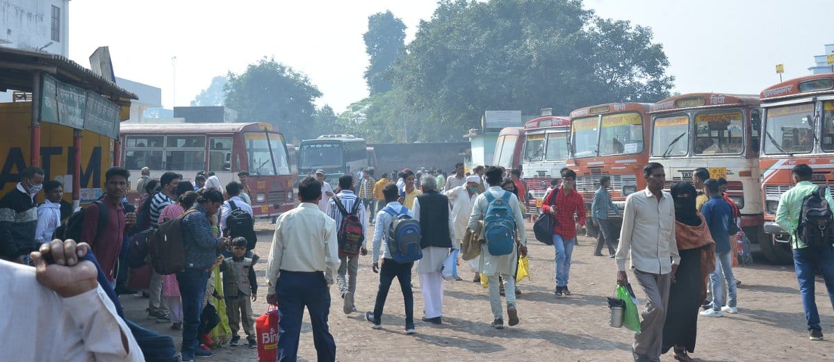 मुजफ्फरनगर के रोडवेज बस स्टैड पर भैयादूज पर्व लगी यात्रियों की भीड़ । मुजफ्फरनगर के रोडवेज बस स्टैड पर भैयादूज पर्व लगी यात्रियों की भीड़ ।