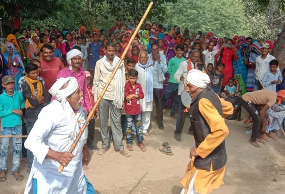 सुमेरपुर के बिदोखर गांव में दिवारी खेलते वृद्घ। सुमेरपुर के बिदोखर गांव में दिवारी खेलते वृद्घ।