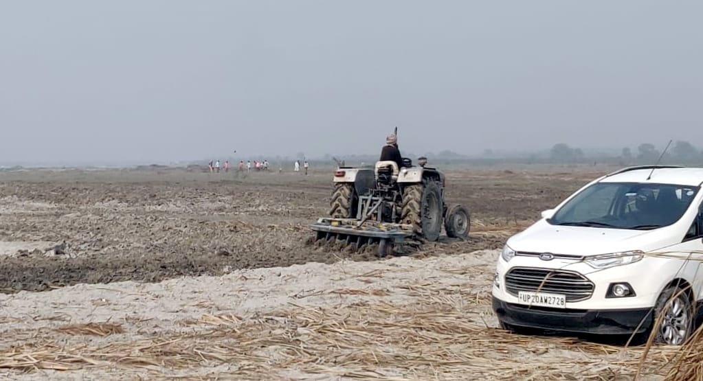 बिजनौर विदुर कुटी के सामने गंगा स्नान मेले की तैयारी करते श्रमिक। बिजनौर विदुर कुटी के सामने गंगा स्नान मेले की तैयारी करते श्रमिक।