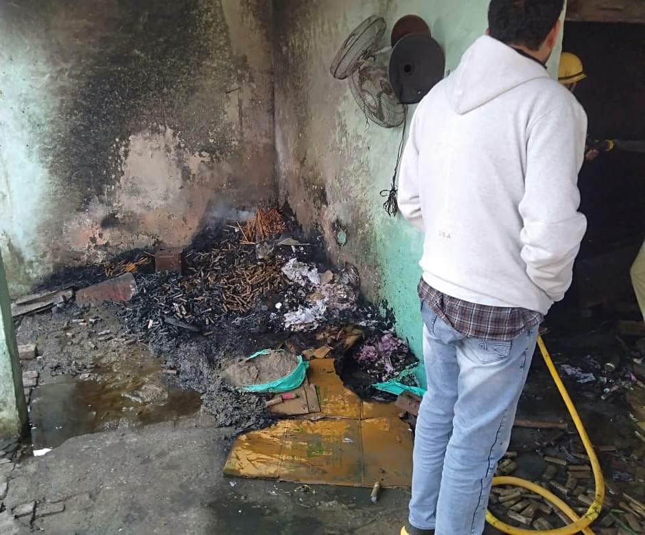 मुजफ्फरनगर : बुढ़ाना में उमरपुर पुलिस चौकी के पास पटाखा फैक्टरी में हुई घटना का दृश्य तथा आग बुझा? मुजफ्फरनगर : बुढ़ाना में उमरपुर पुलिस चौकी के पास पटाखा फैक्टरी में हुई घटना का दृश्य तथा आग बुझा?