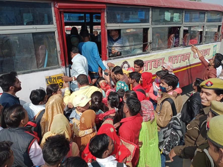 नजीबाबाद की रोडवेज बस में सीट पाने को उमड़ी यात्रियों की भीड़।