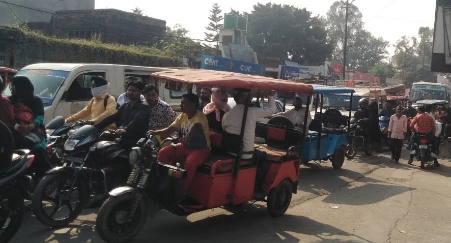 नजीबाबाद के मालगोदाम तिराहे पर लगा जाम।