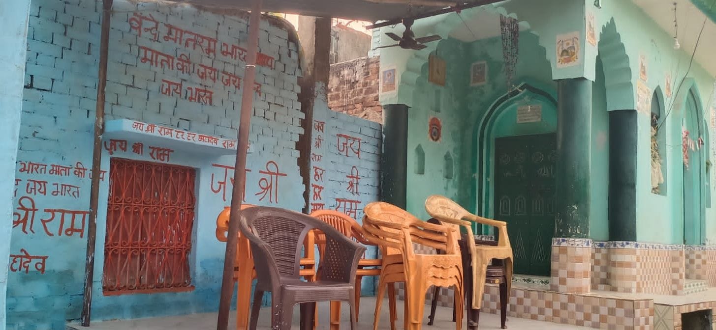 एकौरा गांव में मजार व बगल में विवादित चबूतरा। संवाद