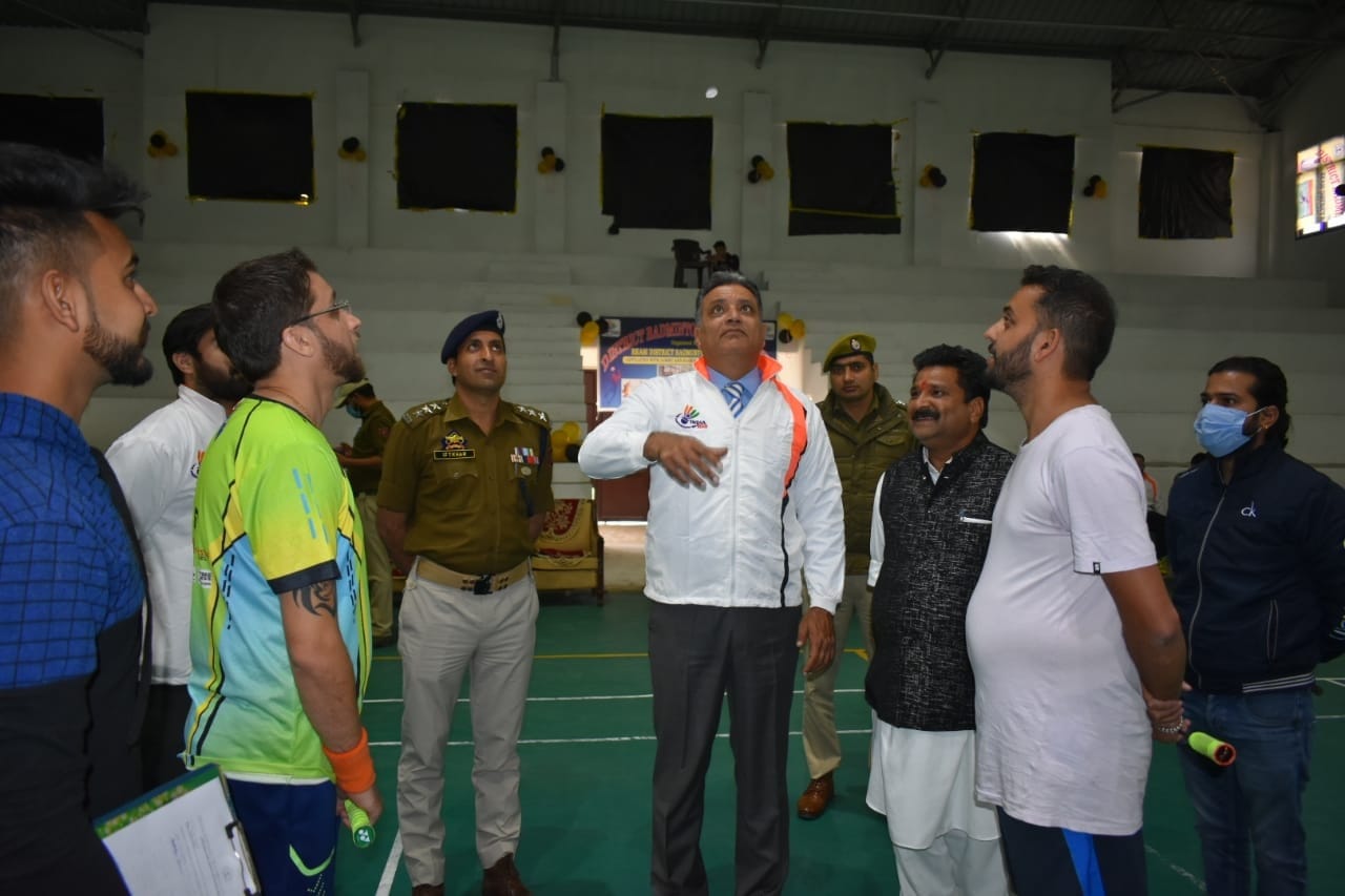 टास करवा कर मैच को शुरू करवाते हुए एसएसपी रियासी शैलेंदर सिंह।