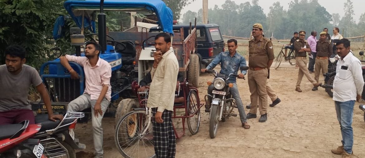 एकौरा गांव में मौजूद पुलिस व जमा ग्रामीण। संवाद