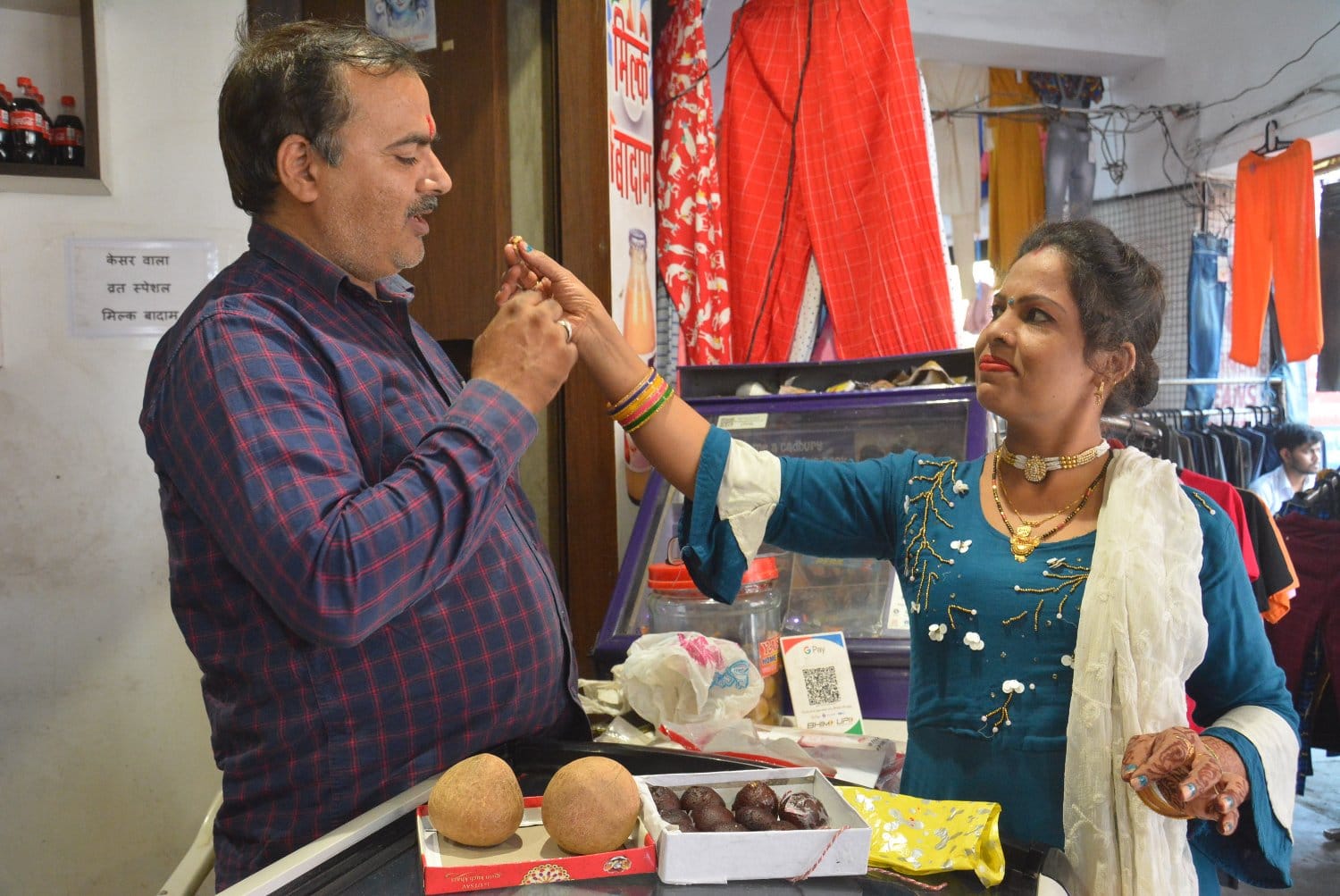 भैयादूज पर मुजफ्फरनगर के शिवचौक पर भाई की दुकान पर आकर तिलक करती बहन पिकीं। भैयादूज पर मुजफ्फरनगर के शिवचौक पर भाई की दुकान पर आकर तिलक करती बहन पिकीं।