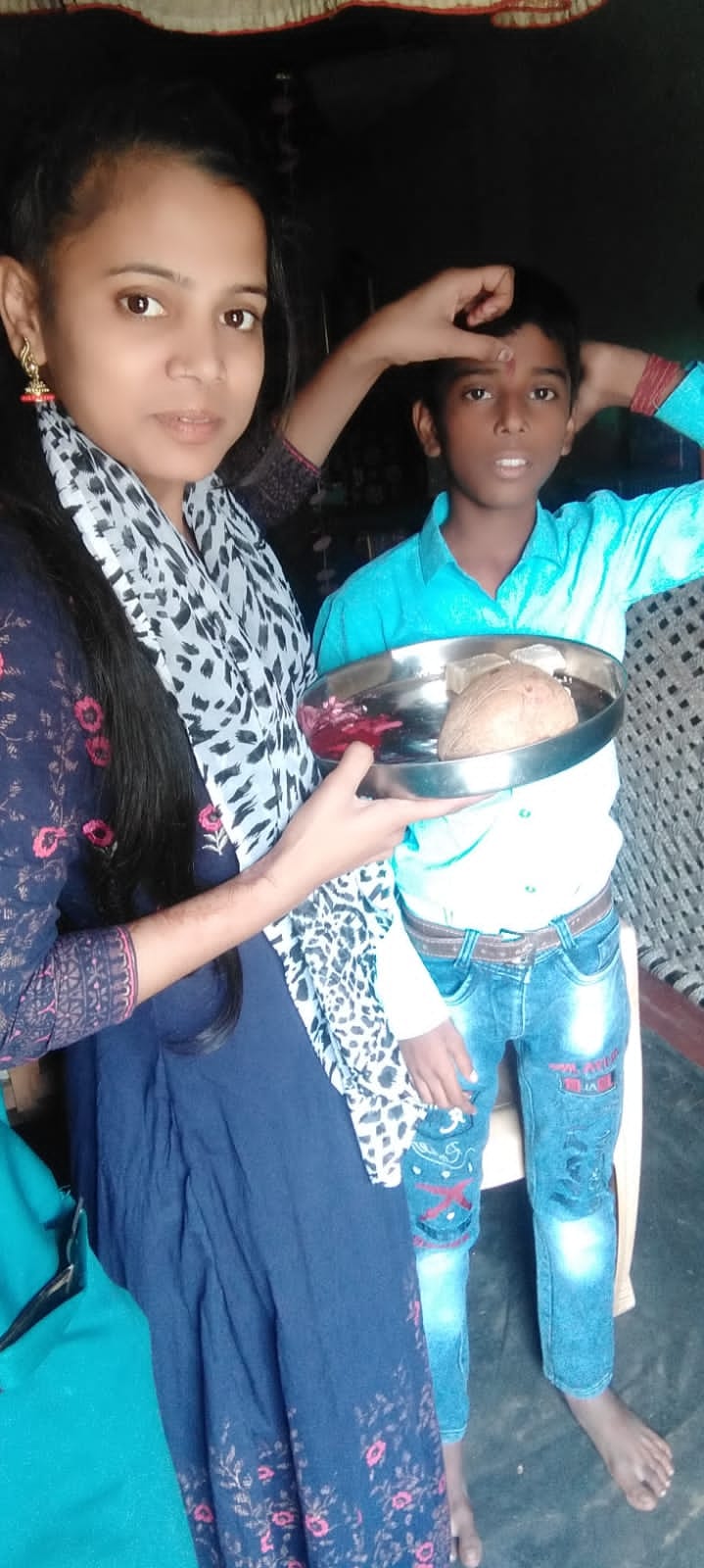 जानसठ में भैयादूज के पर्व पर भाई को तिलक करती बहन जानसठ में भैयादूज के पर्व पर भाई को तिलक करती बहन