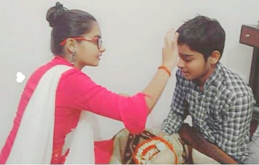 खतौली में भैया दूज पर अपने भाई को तिलक करते हुए बहन। खतौली में भैया दूज पर अपने भाई को तिलक करते हुए बहन।