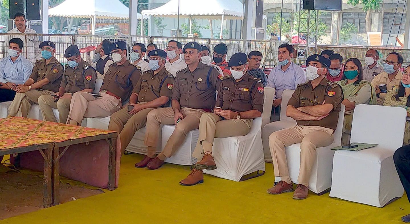 कैराना के विजय सिंह पथिक महाविद्यालय में ब्रीफिंग में भाग लेते पुलिस अधिकारी कैराना के विजय सिंह पथिक महाविद्यालय में ब्रीफिंग में भाग लेते पुलिस अधिकारी