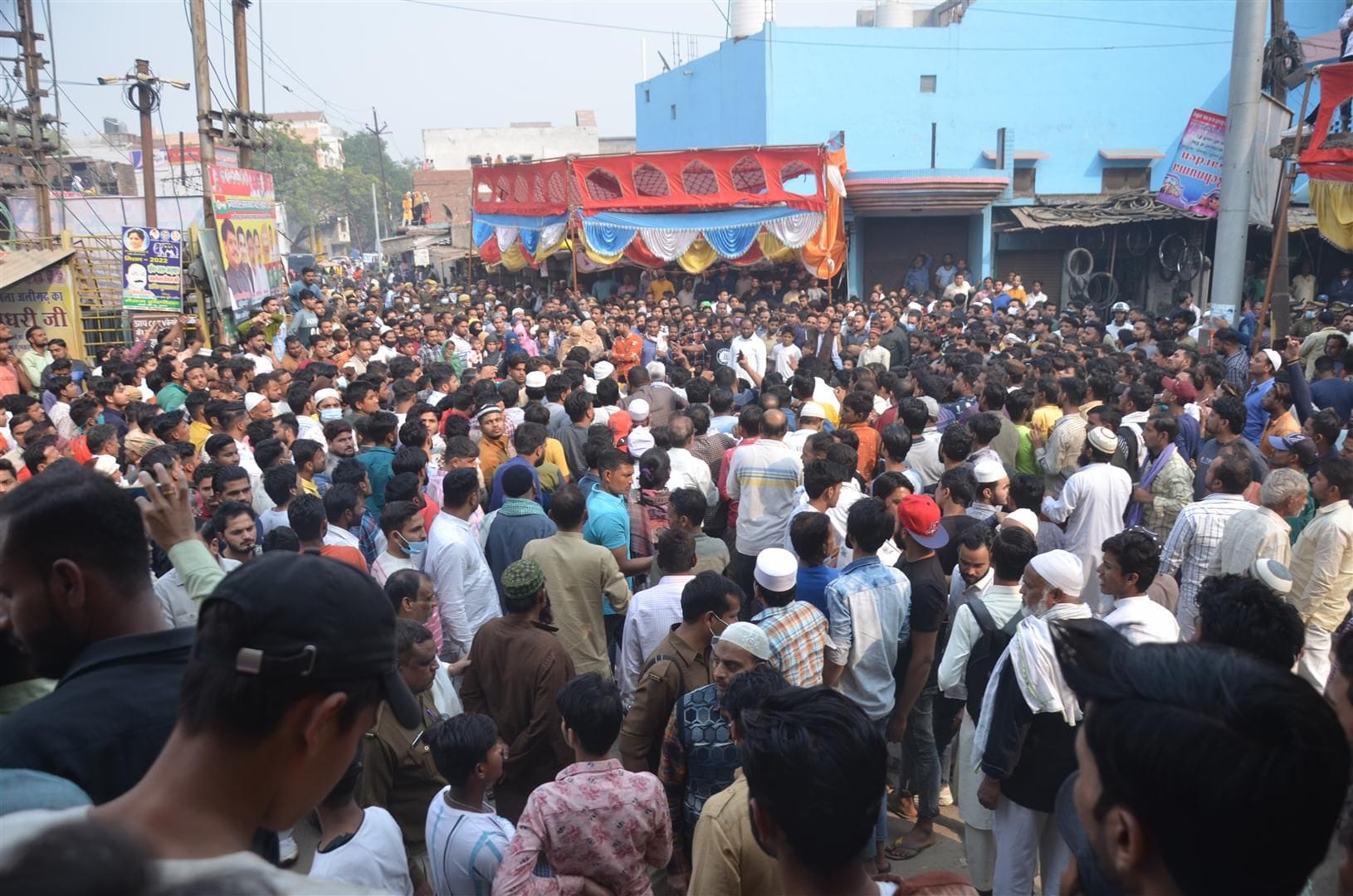 हड्डी गोदाम चौराहे पर कलाम खां की मौत के बाद शव रखकर जाम लगाते लोग। संवाद