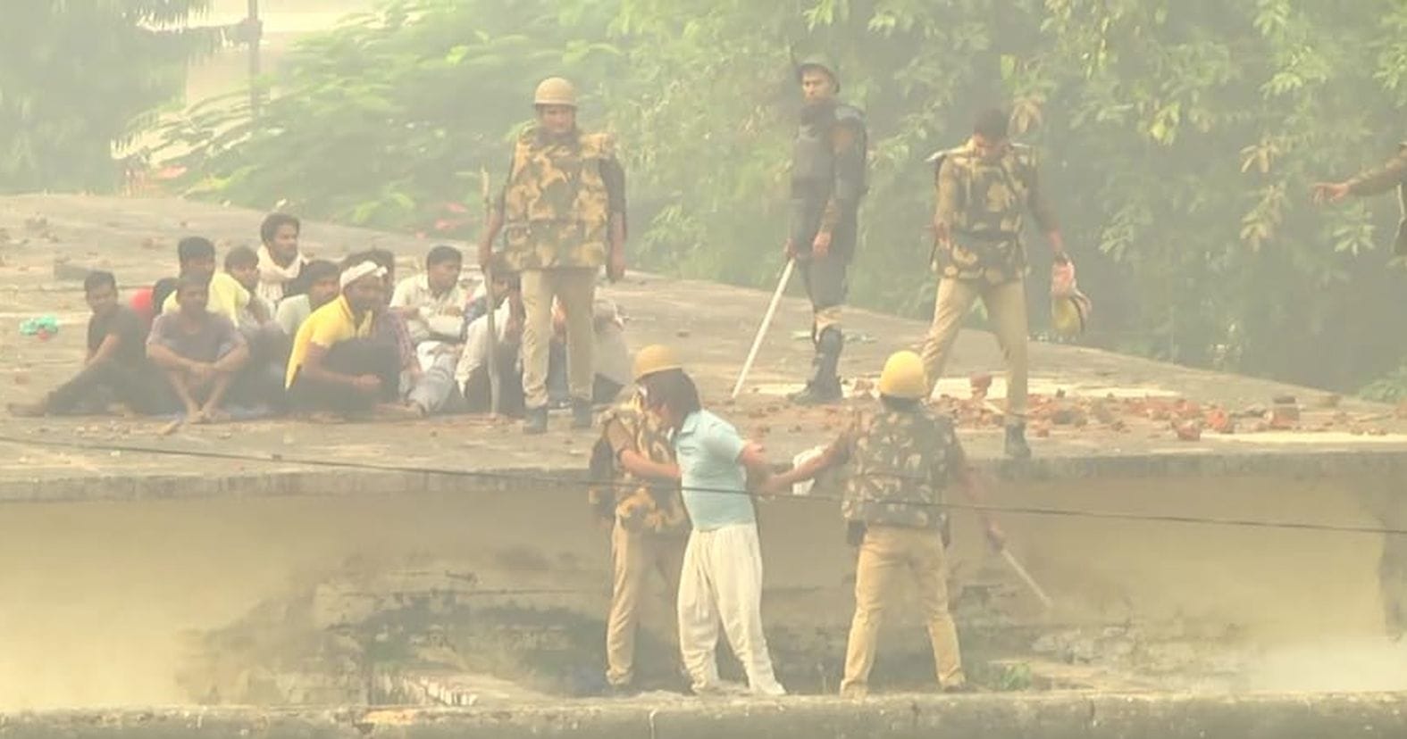 फतेहगढ़ स्थित जिला जेल की बैरक की छत से बंदी को उतारते पुलिस कर्मी। संवाद फतेहगढ़ स्थित जिला जेल की बैरक की छत से बंदी को उतारते पुलिस कर्मी। संवाद
