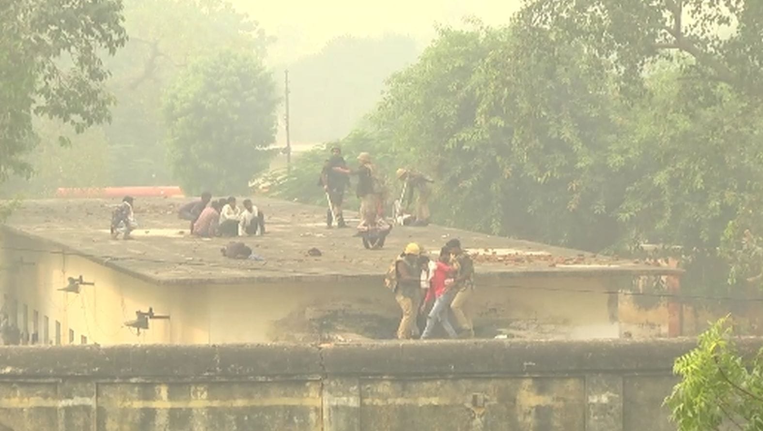 फतेहगढ़ स्थित जिला जेल में बंदियों को बैरक से नीचे उतारते पुलिस कर्मी। संवाद फतेहगढ़ स्थित जिला जेल में बंदियों को बैरक से नीचे उतारते पुलिस कर्मी। संवाद