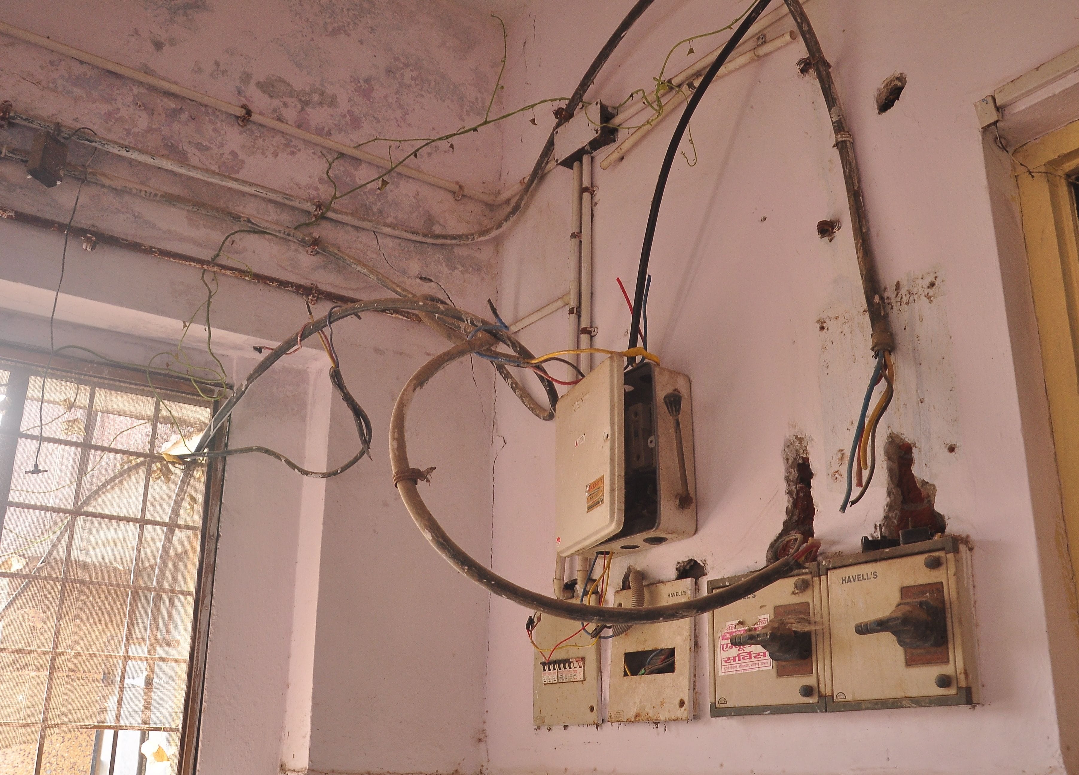 मेडिकल वार्ड में खुली पड़ी केबिल। संवाद मेडिकल वार्ड में खुली पड़ी केबिल। संवाद