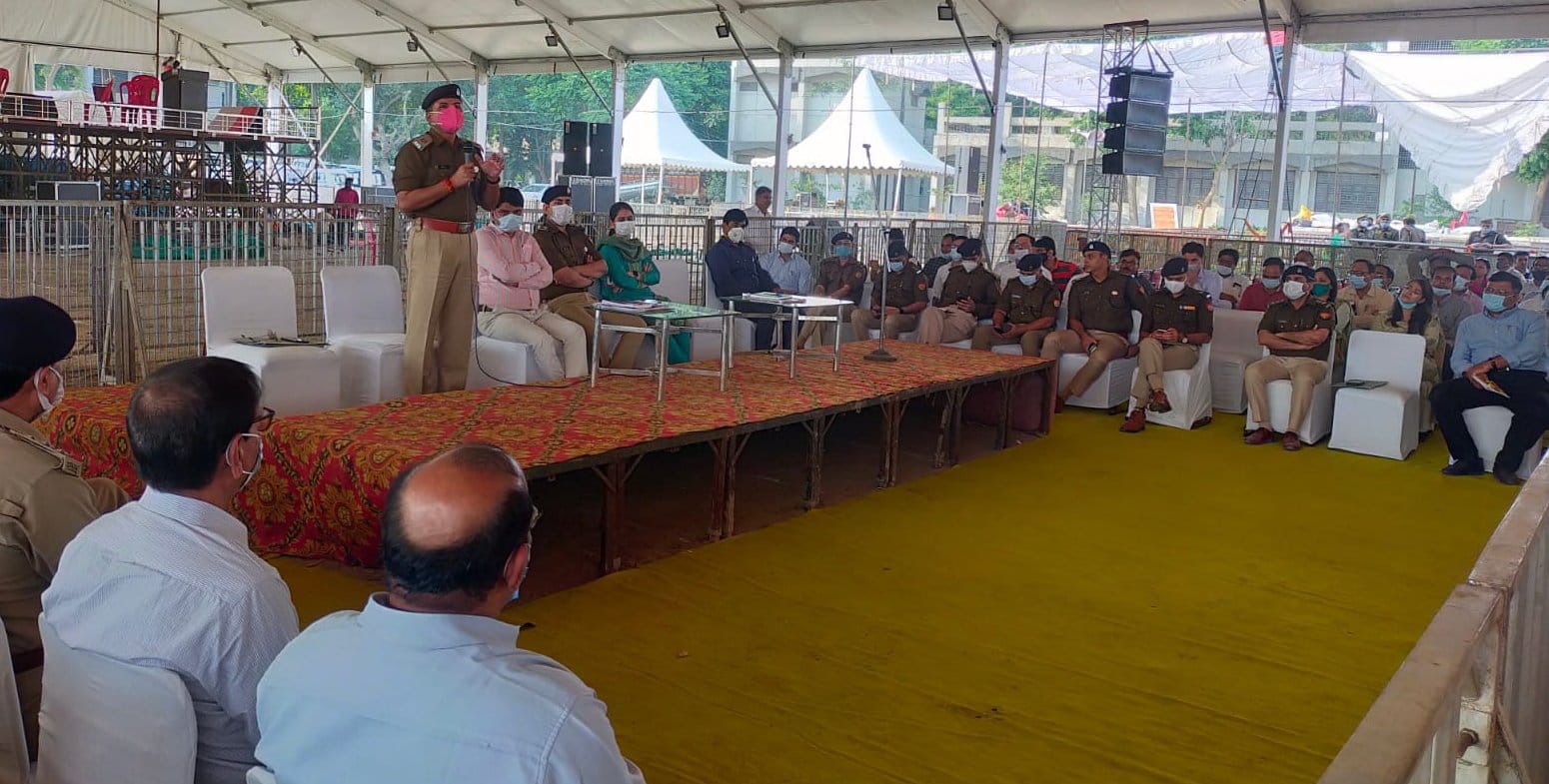 शामली: कैराना के विजय सिंह पथिक महाविद्यालय में पुलिसकर्मियों के साथ बैठक करते एसपी सुकीर्ति मा?
